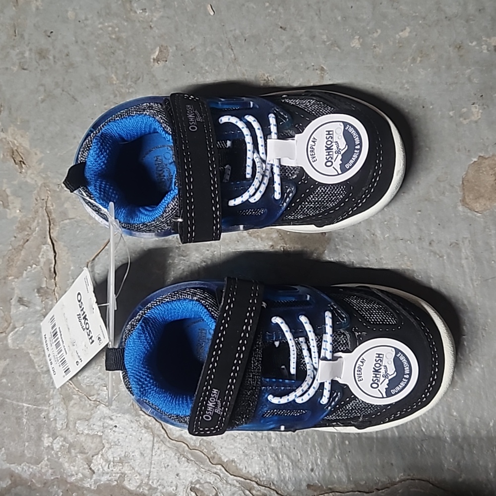 Oshkosh toddler boys size 6 black and blue sneakers